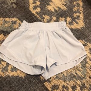 Lululemon size 2 hotty hots 4” barely worn, great condition